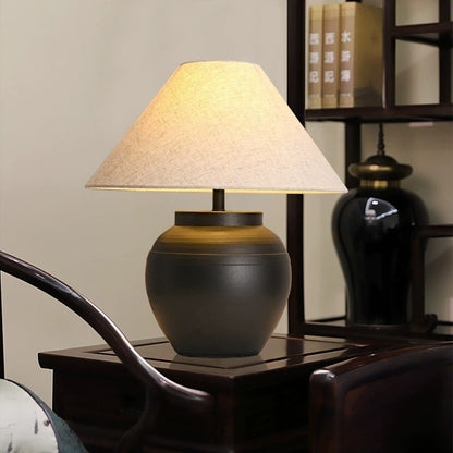 Künstlerische Tischlampe mit strukturiertem Sockel
