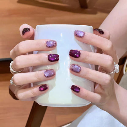Verspielte tierische Press-On Nagelkunst