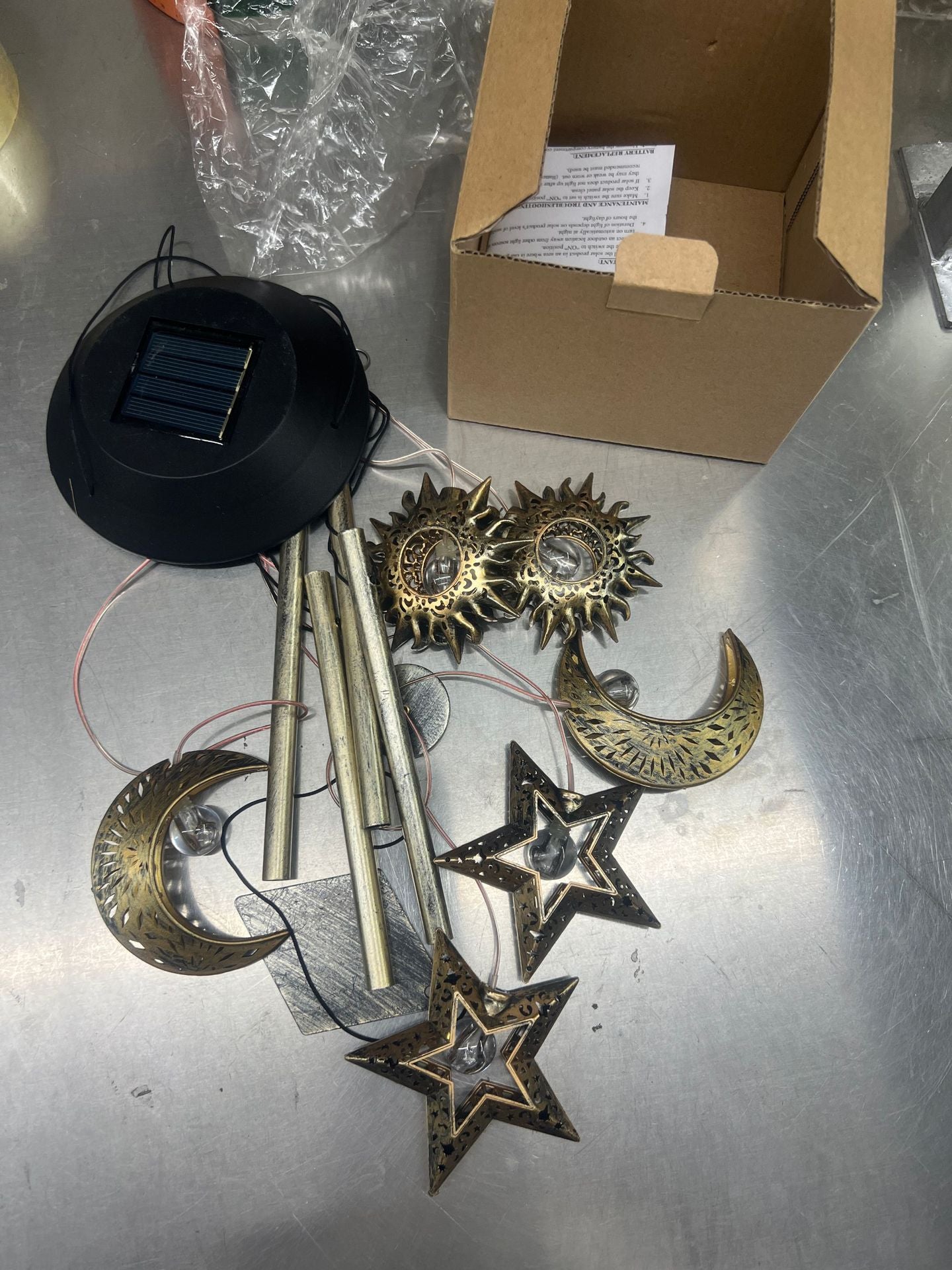 Dekorative hängende Stern-Windspiel mit Messingsternen und röhrenförmigen Aluminiumnochklingen Brehn