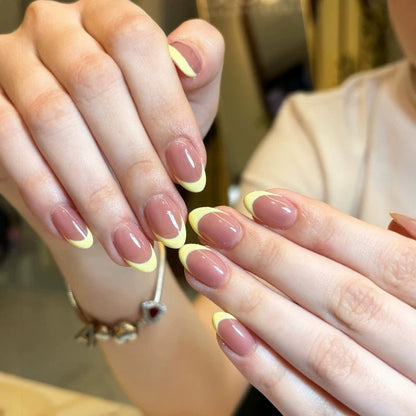Französisches Tipp Press-On Nagelset mit dekorativen gelben Akzenten Brehn