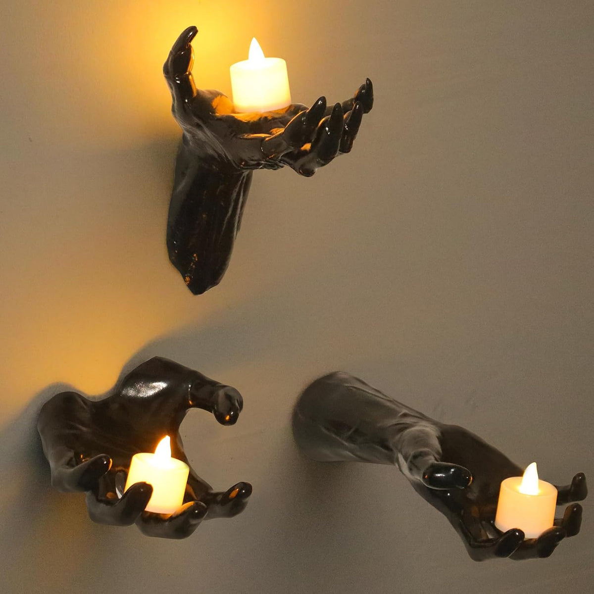 Wandkerzenhalter in realistisch geformter Hand aus Resin