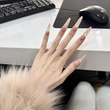 Stiletto-Nagelverlängerungen mit dekorativen Strasssteinen