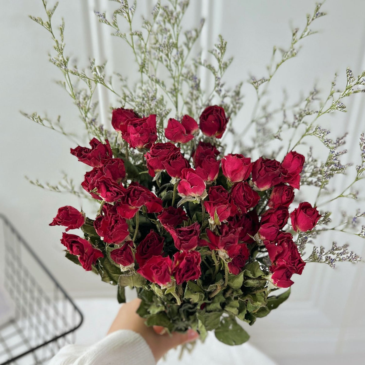 Trockenblumen-Rosenstrauß mit botanischem Füllmaterial