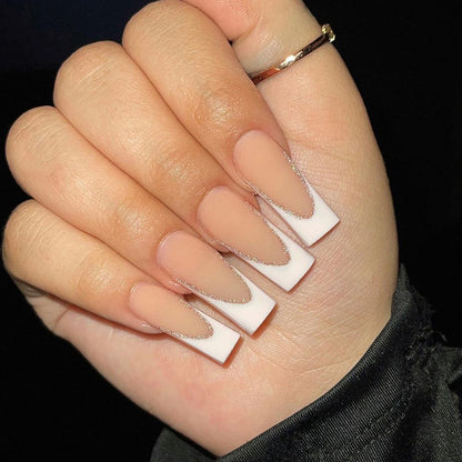 Lackierte Stiletto-Nägel mit Glitzerverzierung Brehn