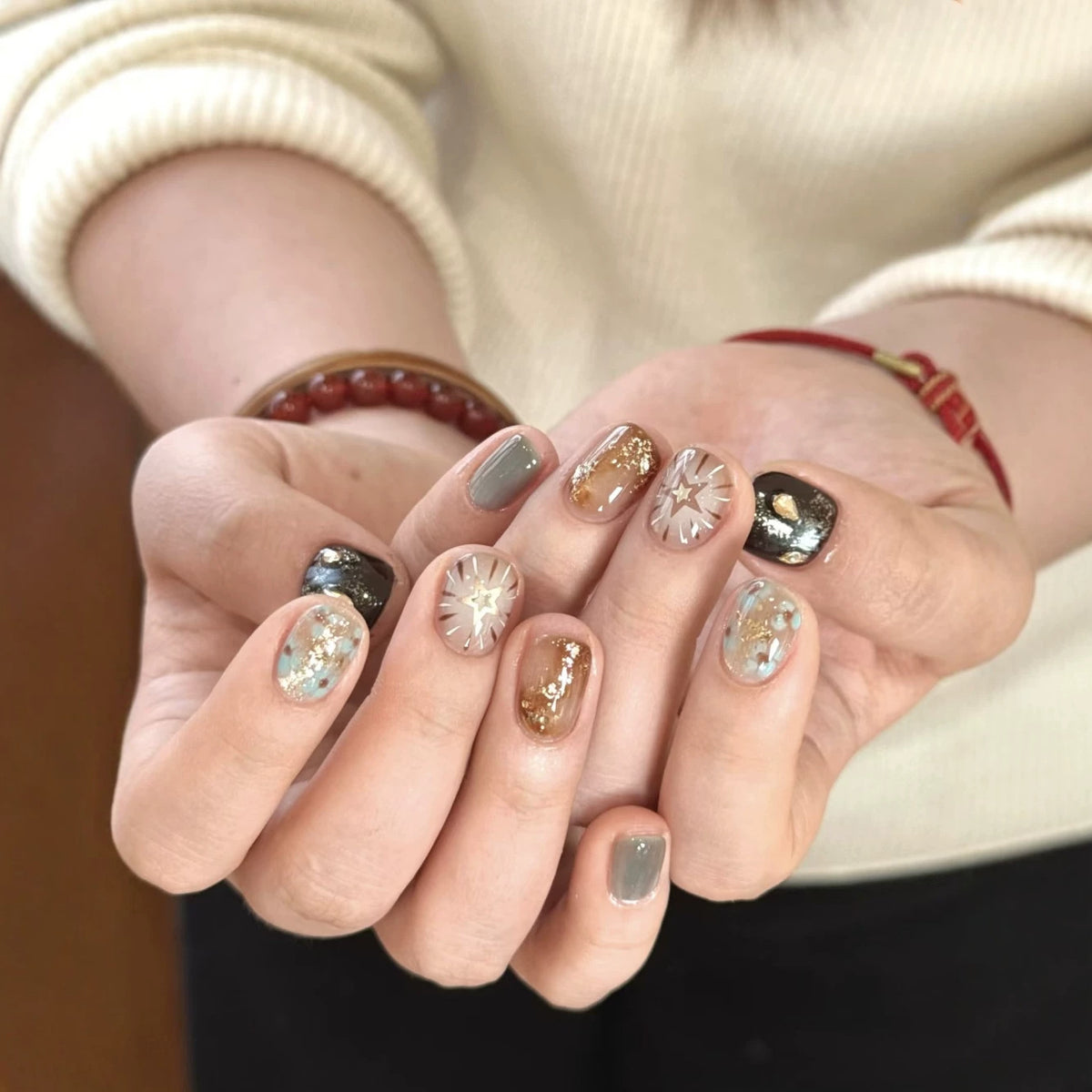 Künstlerisches Press-On Nagelset mit 3D Blütenakzenten