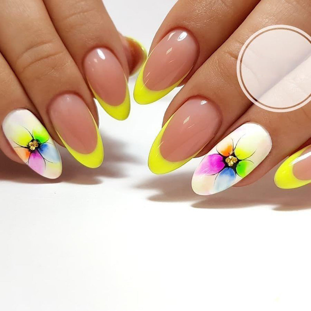 Stylische Kunstnägel mit Floralen Akzenten und Buntem French-Tipp Brehn