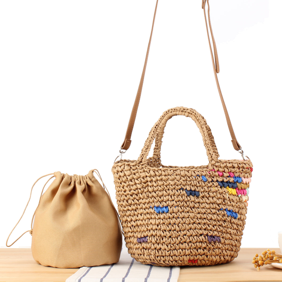 Handtasche Aus Handgearbeitetem Naturmaterial mit Buntem Akzent Brehn