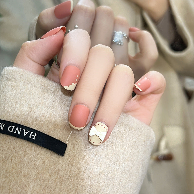 Kunstvolle Nagelnägel mit dekorativen Bogenmotiven und French-Spitzen Brehn