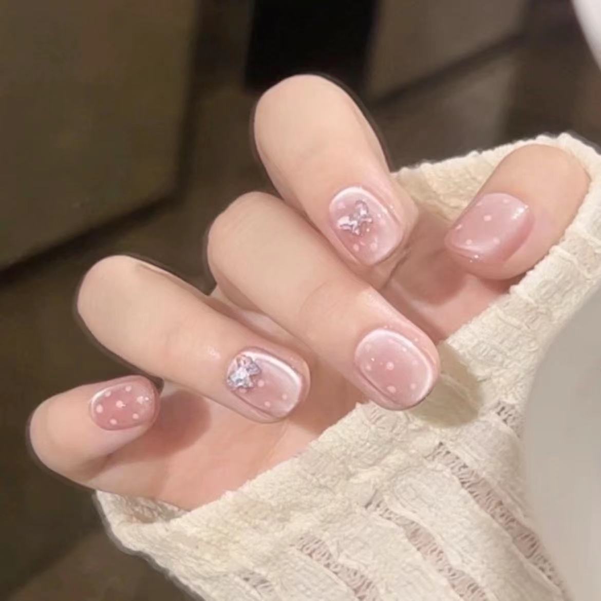 Künstlerisches Blumen Press-On Nagelset mit Glitzerakzenten Brehn