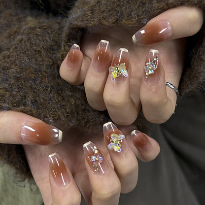 Kunstvolle Nagelverlängerungen mit filigranen Blumen- und Glitzerdetails Brehn