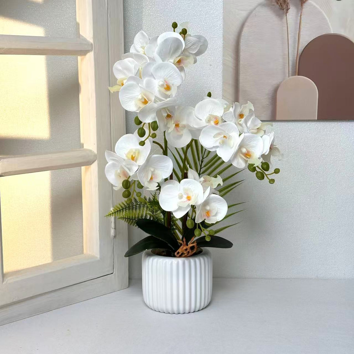 Künstliche Orchideenarrangement für dekorative Wohnbebilderung