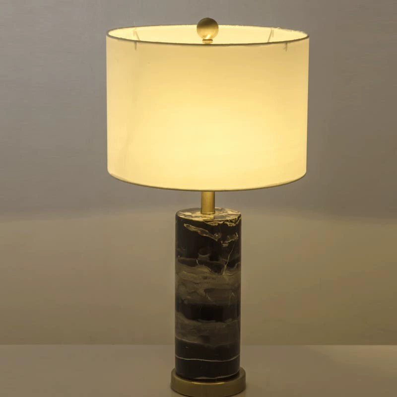 Marmor-Basen-Tischlampe mit elegantem Stoffschirm