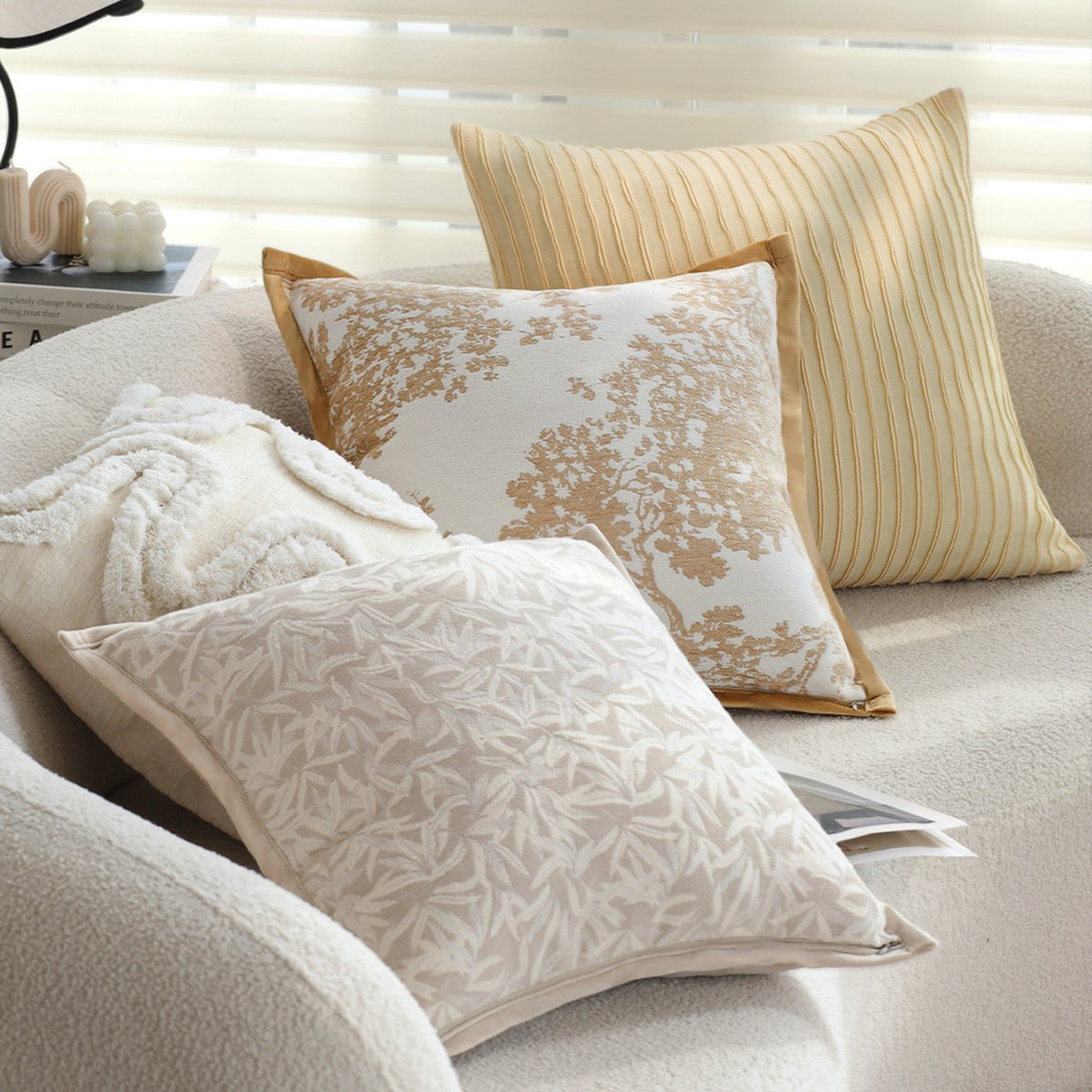 Quadratischer Jacquard‑Kissenbezug mit dezentem Blattrelief und feiner Paspel Brehn