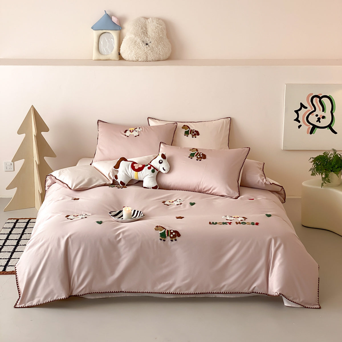 Luxuriöses Satin-Effekt Bettbezug-Set mit bestickten Glücks-Pferde-Applikationen