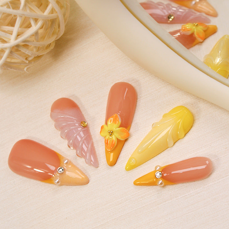 Kunstnagelset mit dekorativen Blüten und feinen Akzenten Brehn