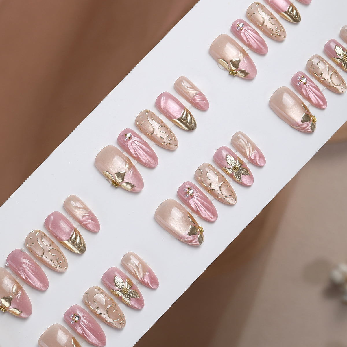 Elegantes Kunstnagelset mit floralen Verzierungen Brehn