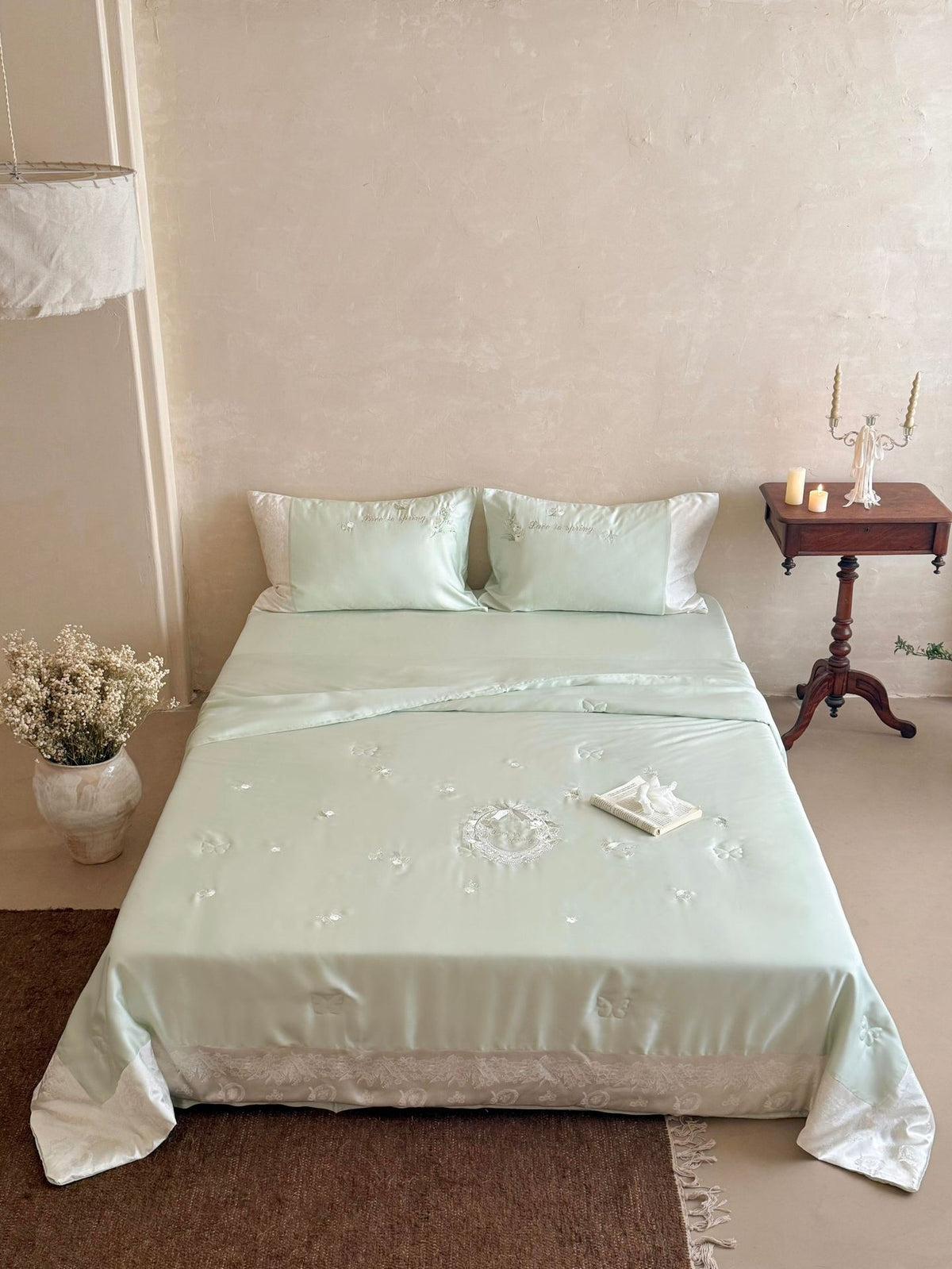 Satin-Bettwäsche-Garnitur mit feiner Schmetterlings-Stickerei, besticktem Mittelfeld und Hotelverschluss Brehn
