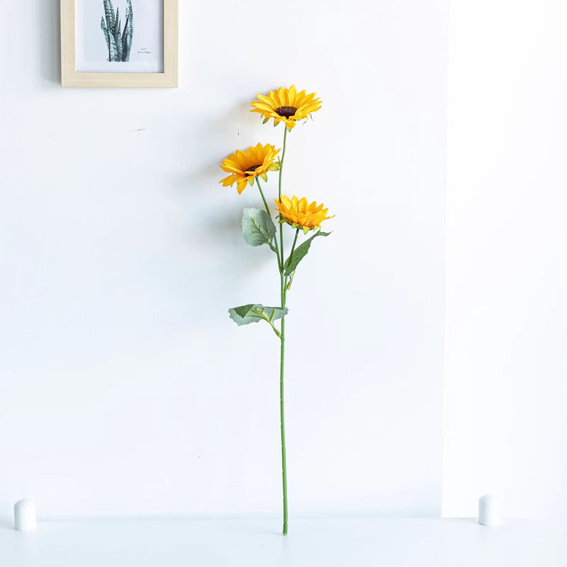 Realistisches Sonnenblumenblütenstängel
