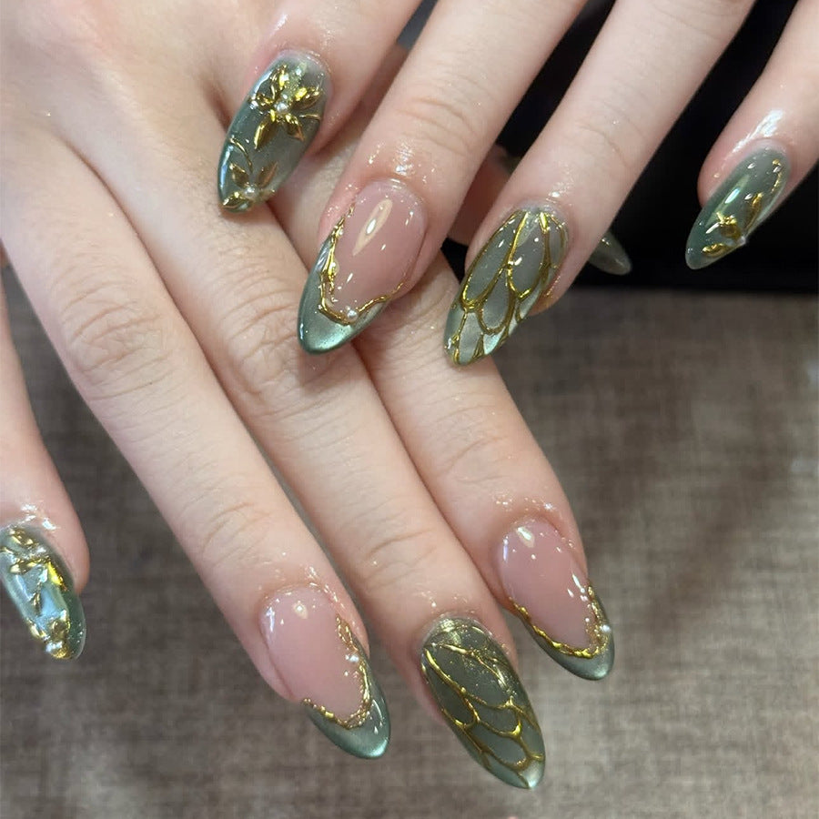 Künstlerisches Nagelkunst-Set mit Gold- und Blattdesign Brehn