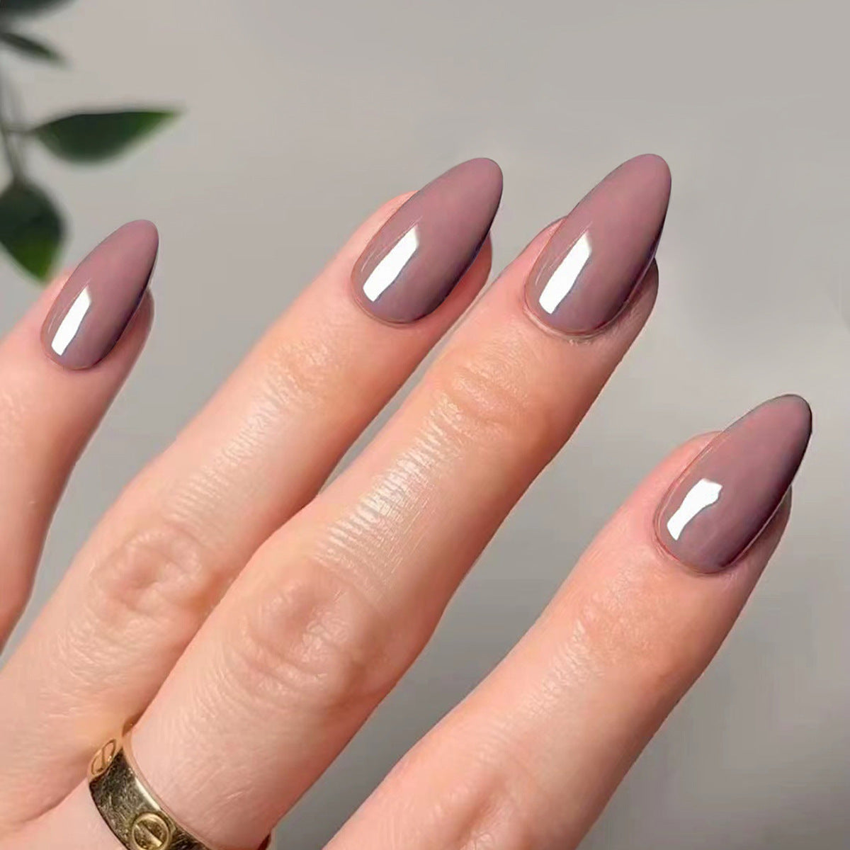 Kunstvolle Stiletto-Nägel mit elegantem Hochglanz-Finish Brehn