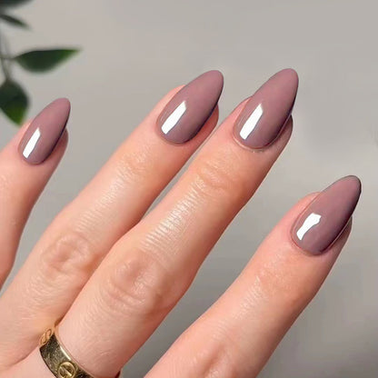 Kunstvolle Stiletto-Nägel mit elegantem Hochglanz-Finish Brehn