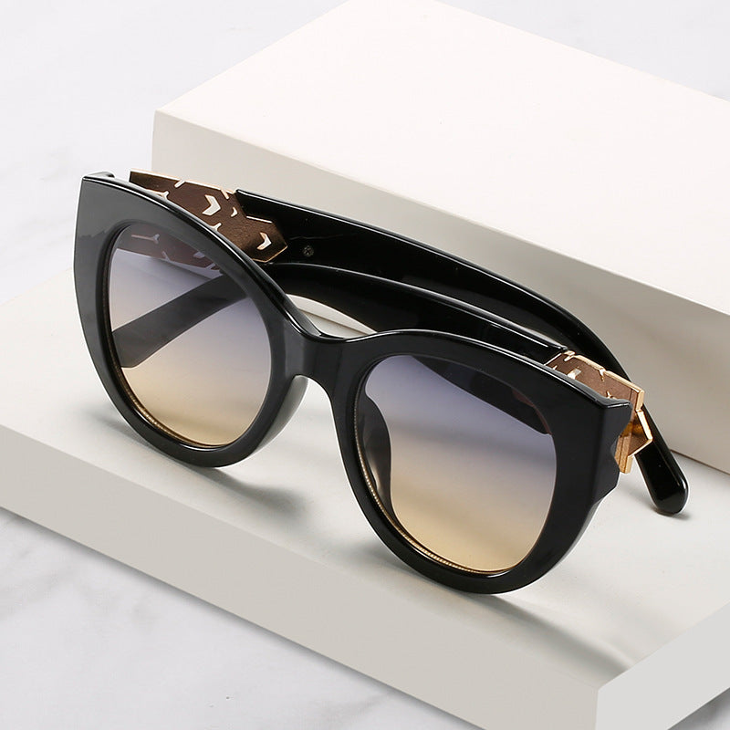 Modische Cat-Eye-Sonnenbrille mit dekorativen Akzenten Brehn