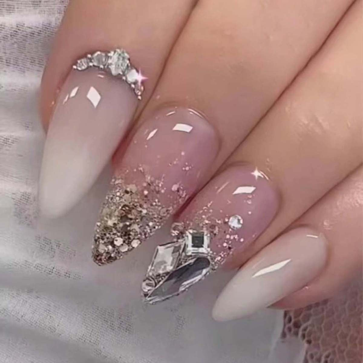 Glamouröse Stiletto Kunstnägel mit Glitzer-Details Brehn
