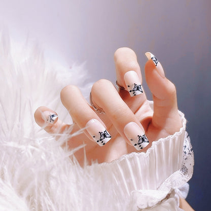 Künstlerisches Press-On-Nagel-Set mit Schmetterlingsdesigns