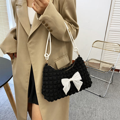 Texturierte Handtasche mit Schleifenverzierung