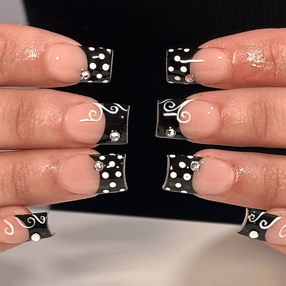 Kunstvolle Nagelkunst mit modernen Verzierungen und Akzenten Brehn