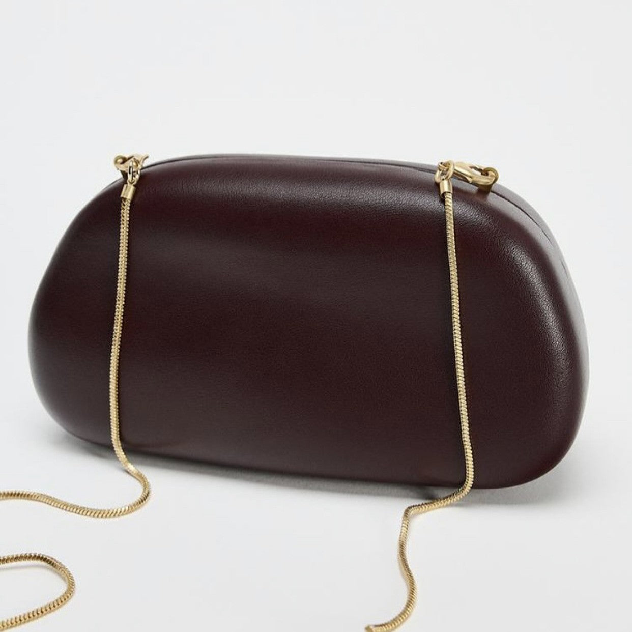 Statement Clutch mit skulpturalem Griff Brehn