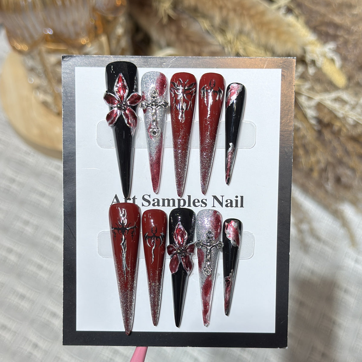 Künstlerisches Stiletto Press-On Nail Set mit einzigartigen gotischen Designelementen Brehn