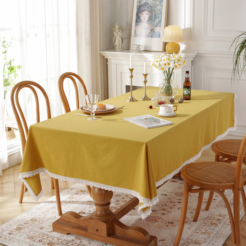 Elegante Tischdecke mit Spitzenbesatz