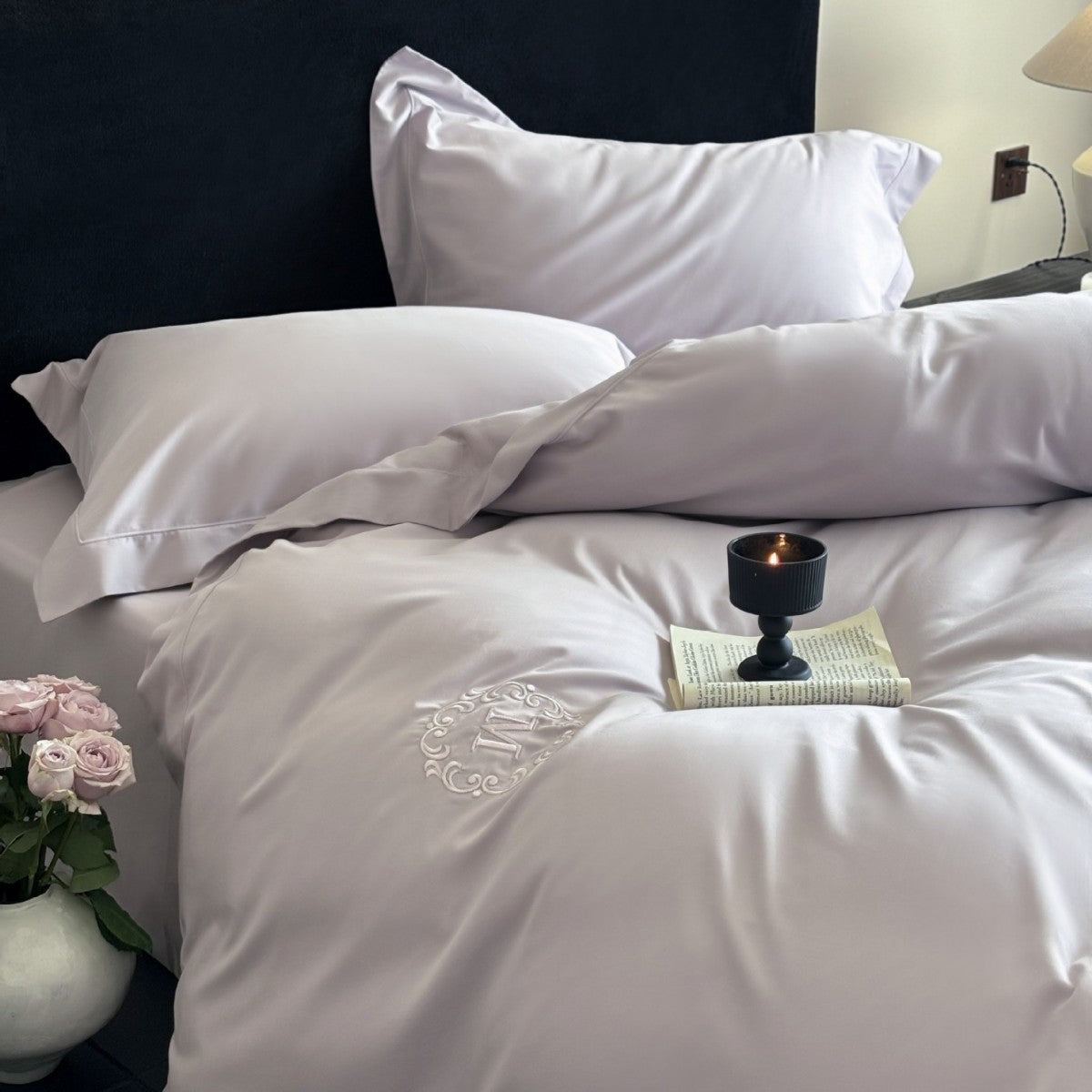 Luxuriöse Baumwollsatin-Bettgarnitur mit Monogramm-Stickerei und feiner Paspel