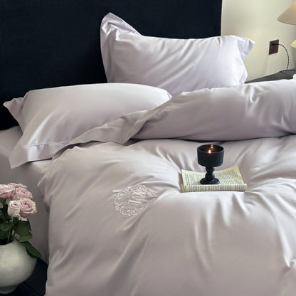 Luxuriöse Baumwollsatin-Bettgarnitur mit Monogramm-Stickerei und feiner Paspel