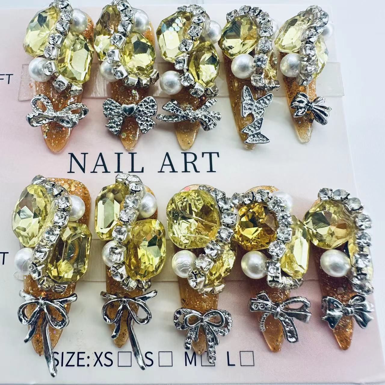 Glamouröse Nagelkunst mit Kristall- und Perlenakzenten Brehn