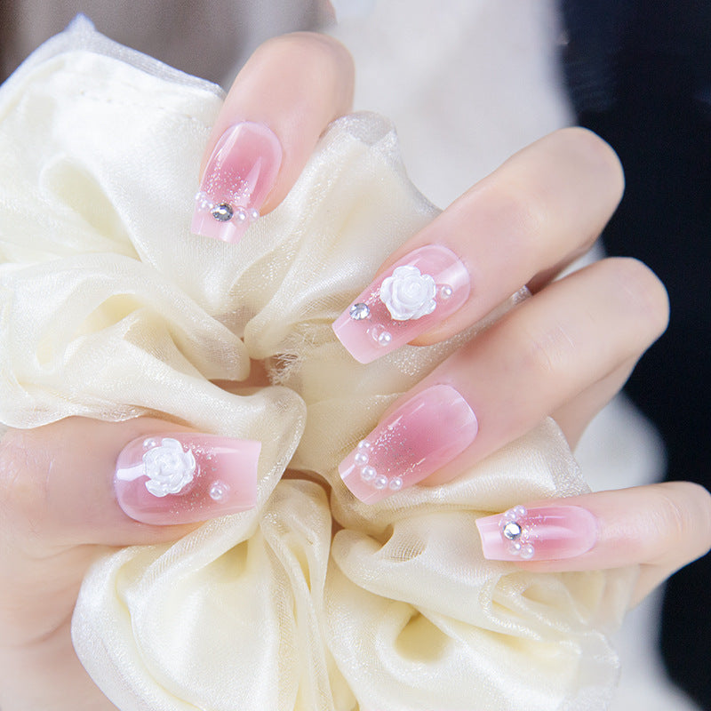 Kunstvolle Nagelverlängerungen mit Blumendesign Brehn