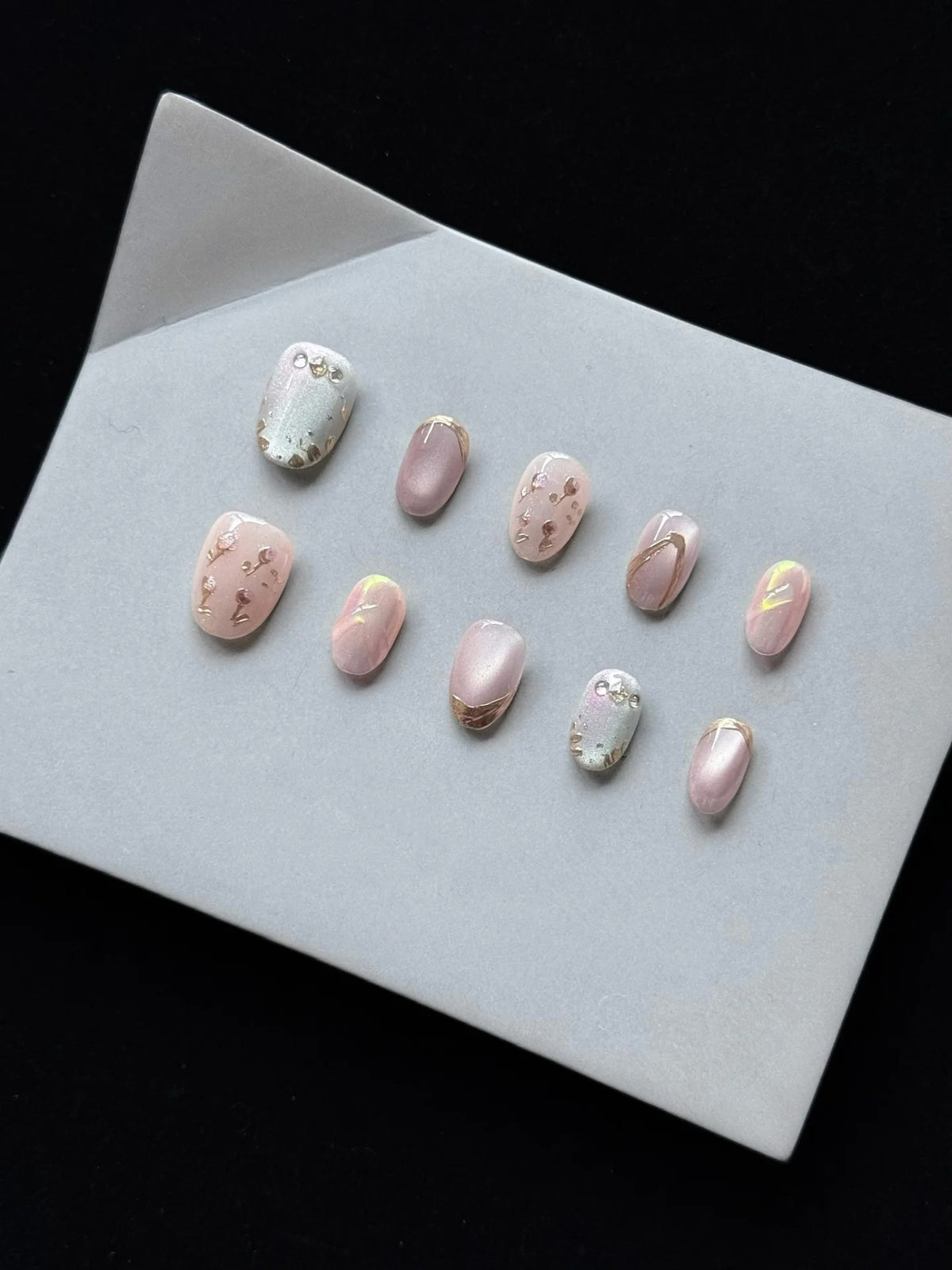 Künstlerisches Press-On Nagelkunstset mit elegantem Blumenmuster