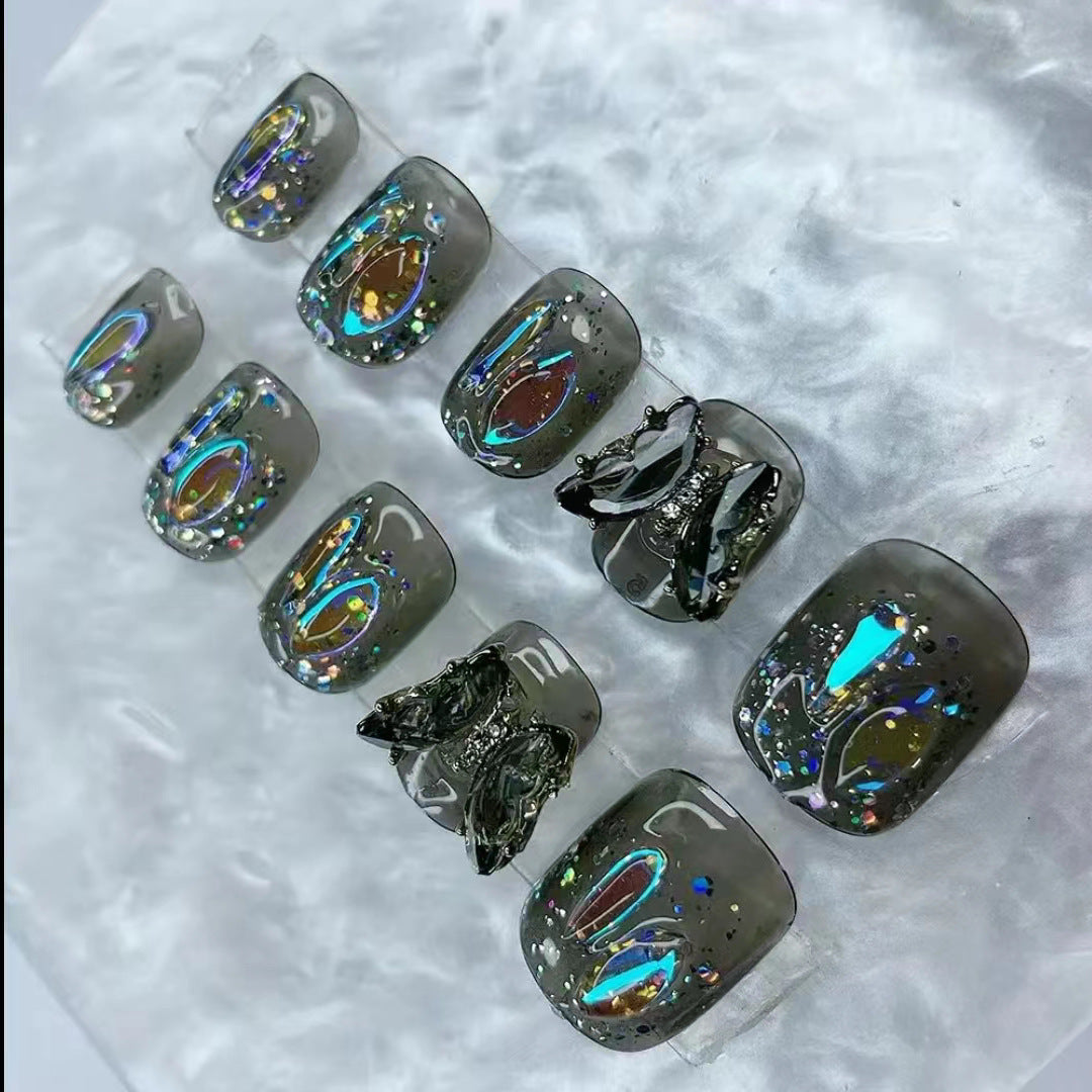 Elegantes Nageldesign mit Schleifen- und Strassdetails Brehn
