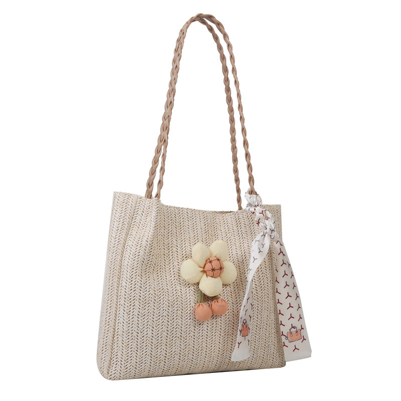 Blumengeschmückte Strohtasche
