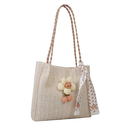 Blumengeschmückte Strohtasche