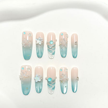 Elegante Nagelkunst mit Meeresthema und 3D-Akzenten Brehn