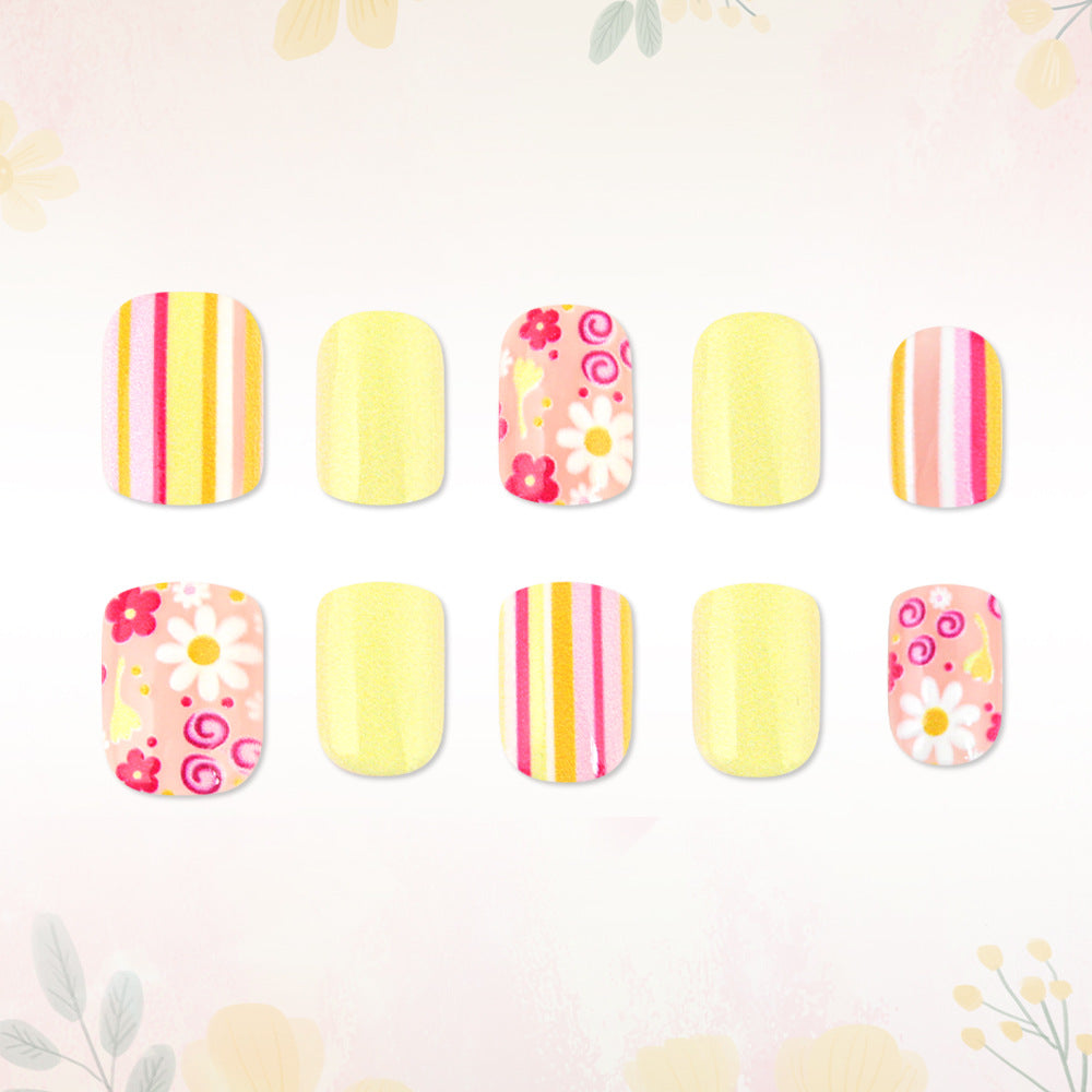 Künstlerische florale und gestreifte Press-On Nagelkunst Brehn