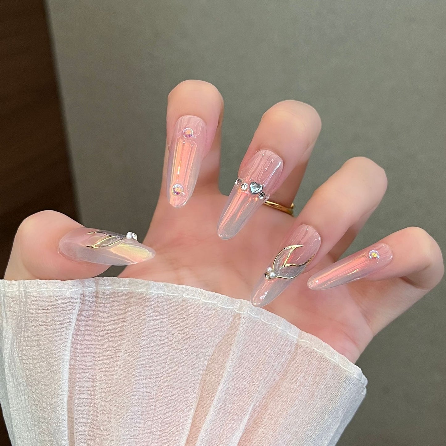 Künstlerische Stiletto Press-On Nagelkunst mit schimmernden Akzenten Brehn