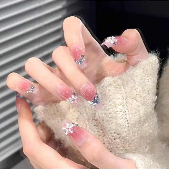 Glamouröse Nagelkunst mit Perlen und Glitzer Brehn