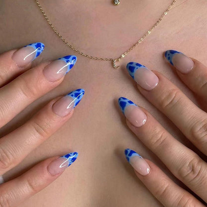Kunstvolle Nagelverlängerungen mit elegantem Blattmuster Brehn