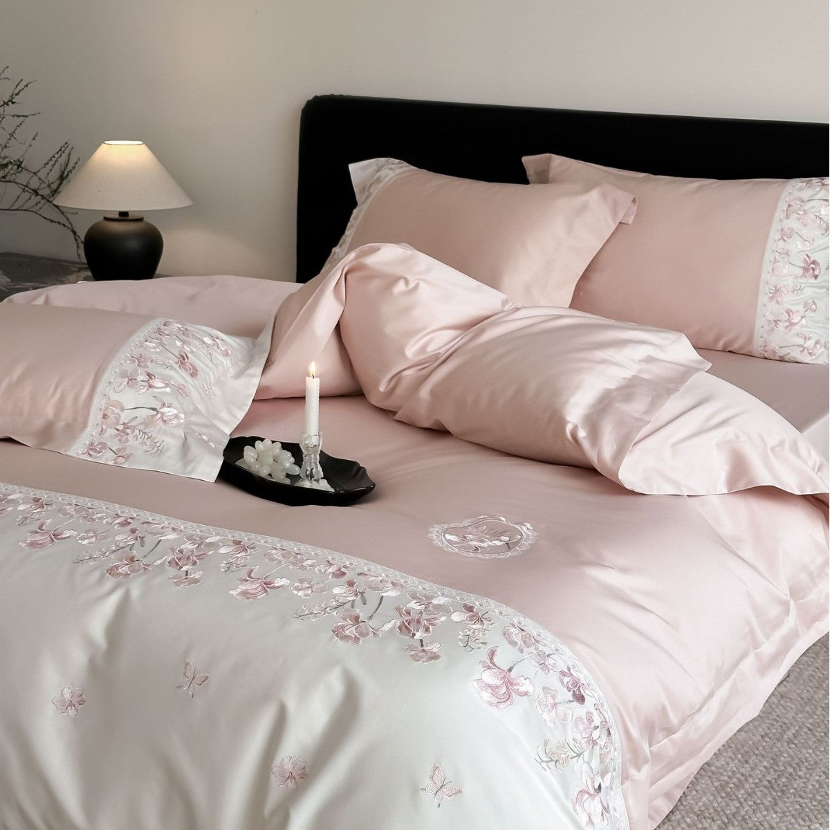 Luxuriöses Satin-Bettwäsche-Set mit floraler Stickkante