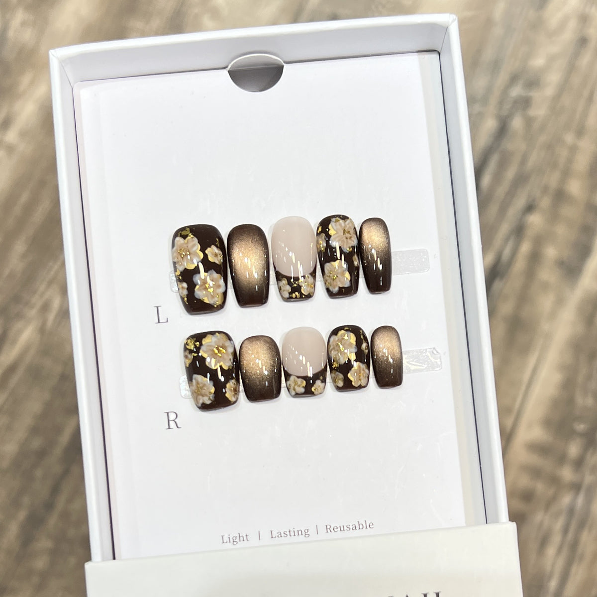 Künstlerisches floral-verziertes Press-On-Nagelset Brehn