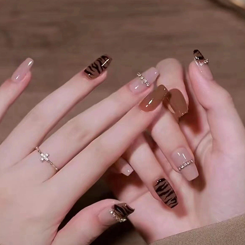 Kreatives Kunstnagelset mit Glitzer- und eleganten Muster Akzenten Brehn