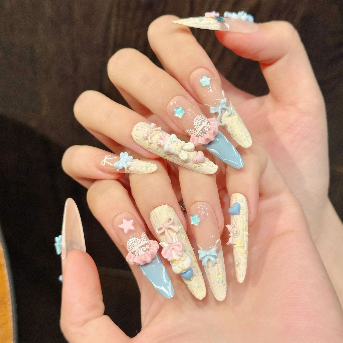 Künstlerisches Press-On-Nagelset mit lebhaften, vom Ozean inspirierten Akzenten